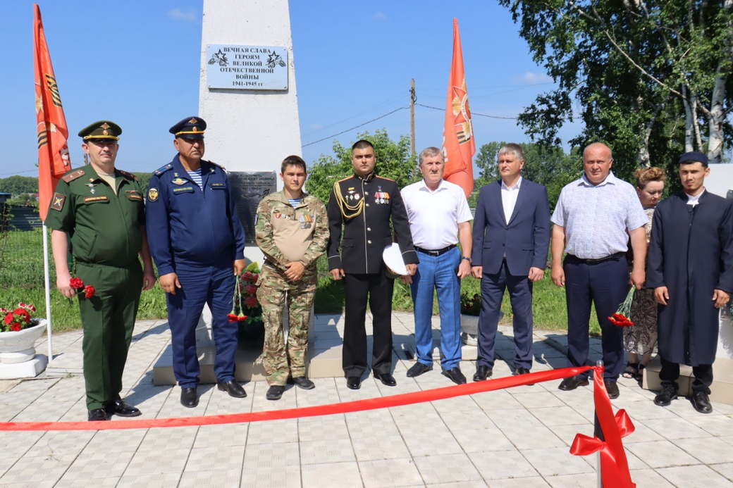 В Юргинском округе открыли два памятника защитникам Отечества