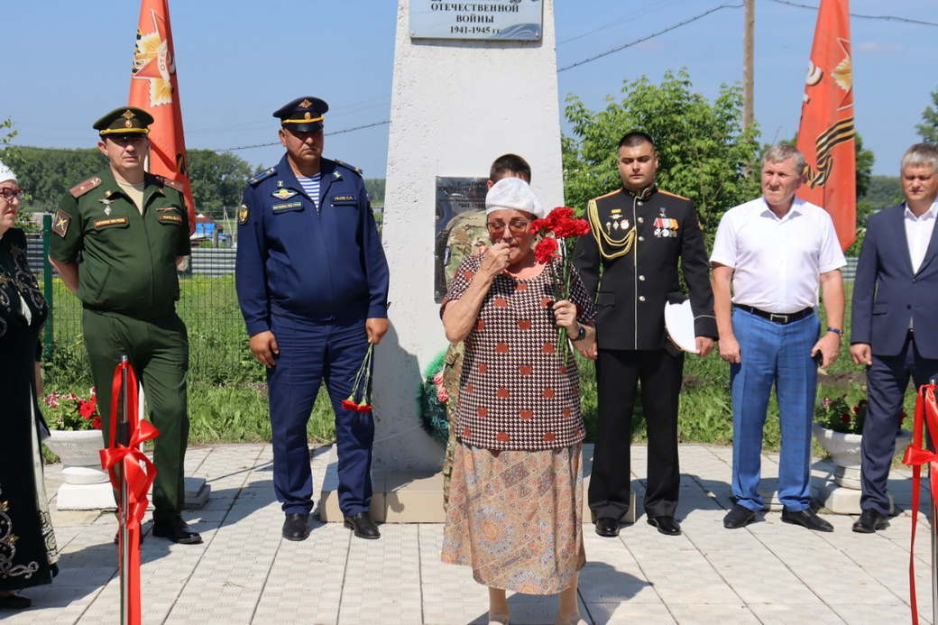 В Юргинском округе открыли два памятника защитникам Отечества