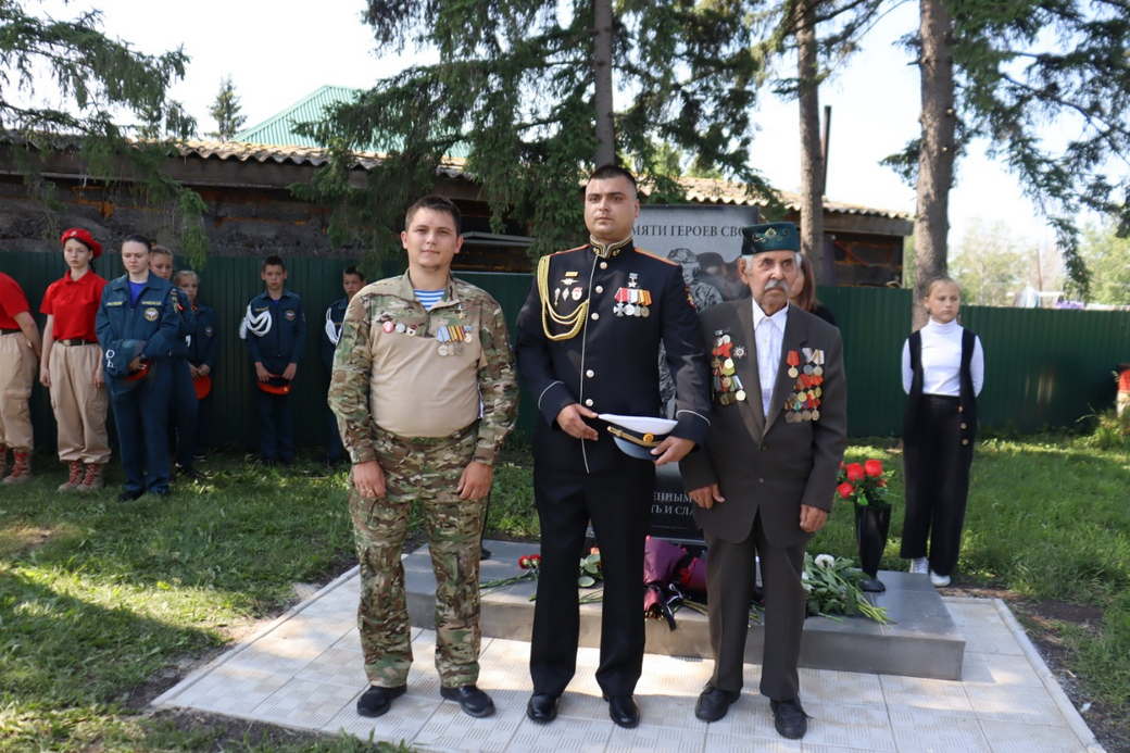 В Юргинском округе открыли два памятника защитникам Отечества