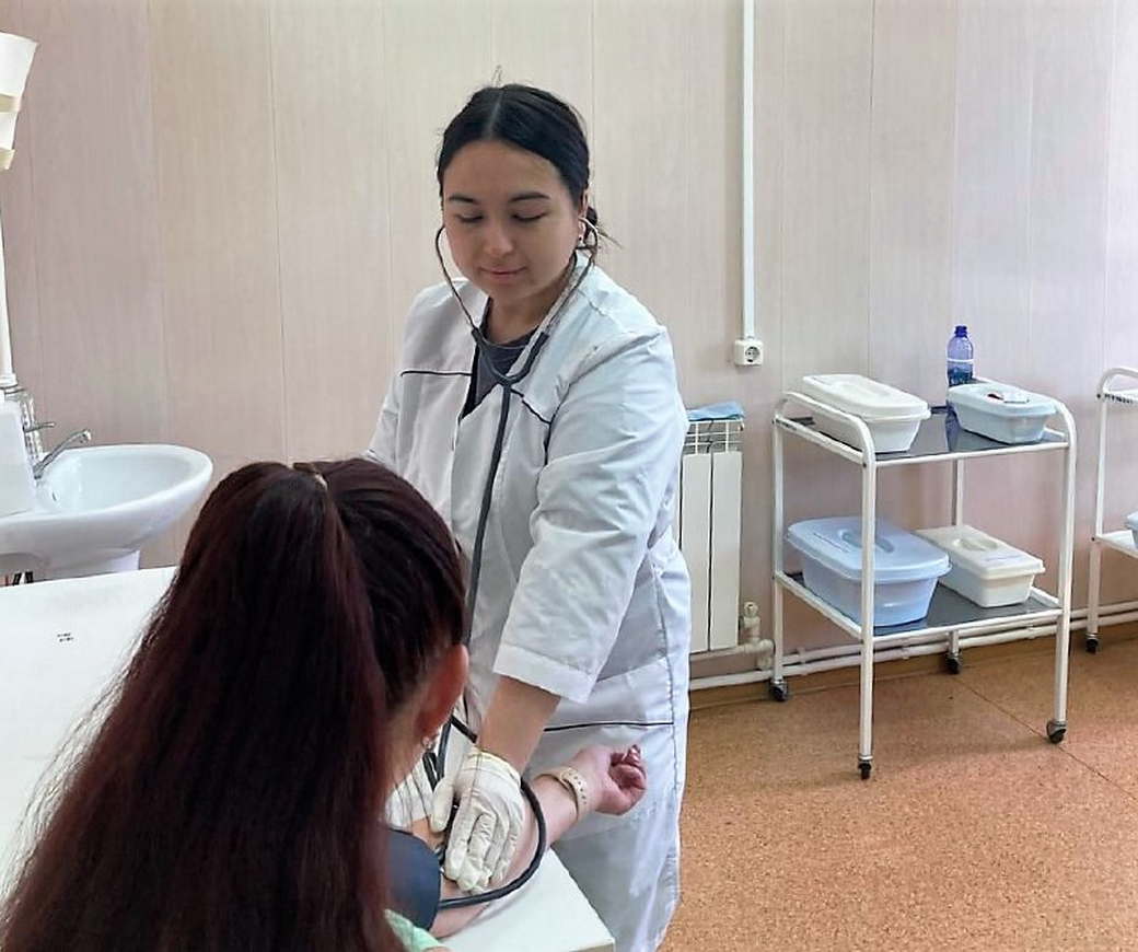 Более 450 медицинских работников Кузбасса получили федеральные и региональные выплаты в 2025 году