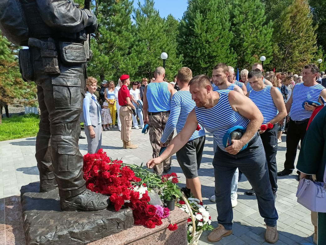 В Тайге открыли памятник, посвященный Защитникам Отечества В Тайге открыли памятник, посвященный Защитникам Отечества