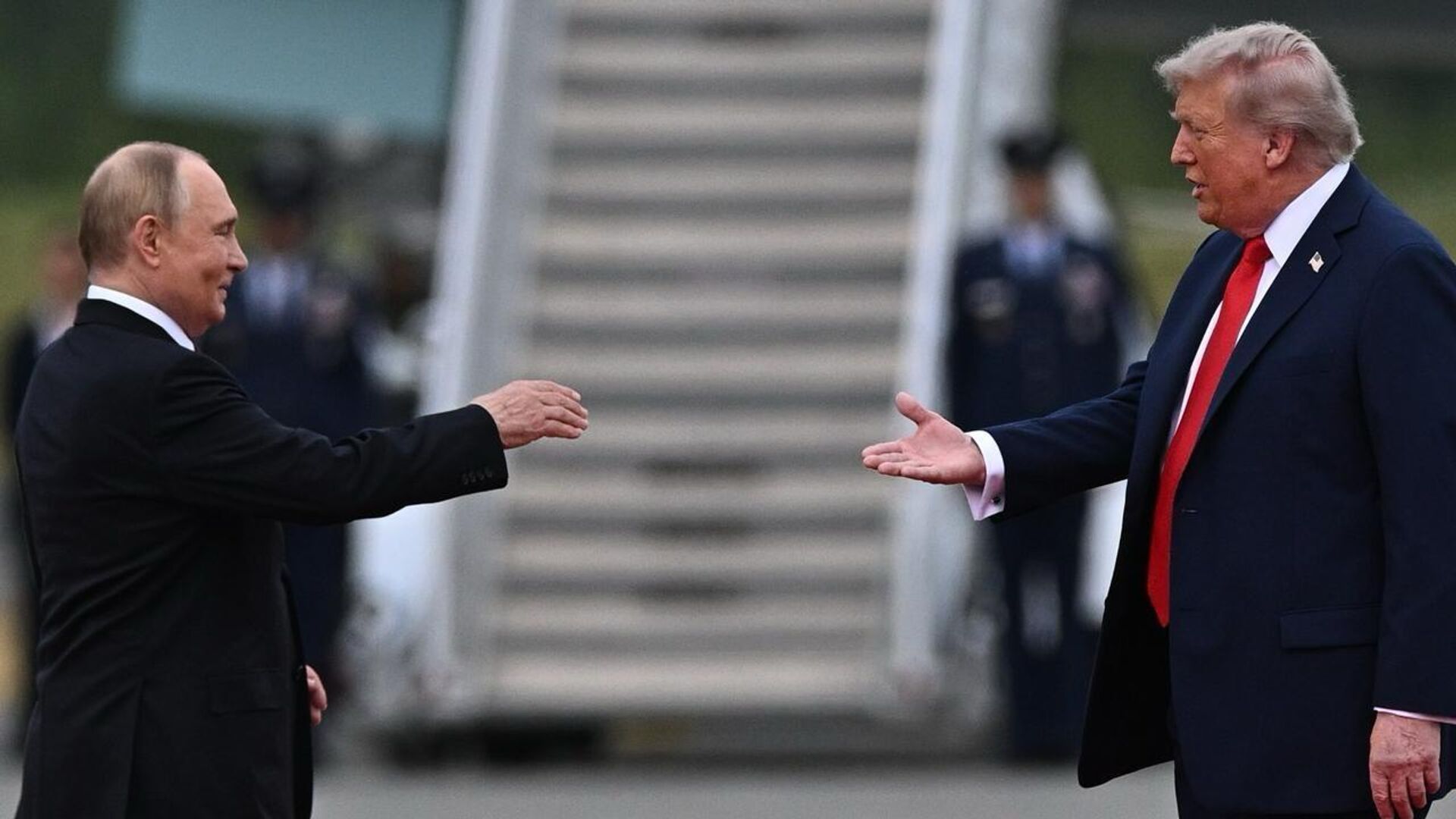 Рейтинг Трампа вырос после встречи с Путиным на Аляске