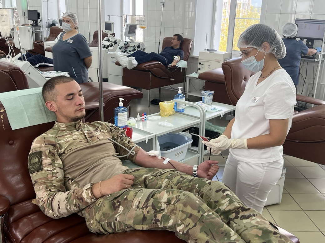 Детям ветеранов СВО в Кузбассе вручили школьные принадлежности