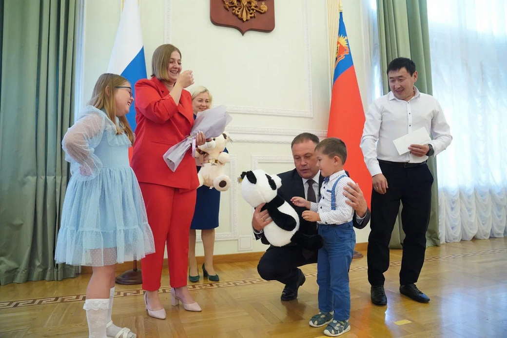 Губернатор Илья Середюк вручил кузбассовцам государственные и региональные награды Губернатор Илья Середюк вручил кузбассовцам государственные и региональные награды