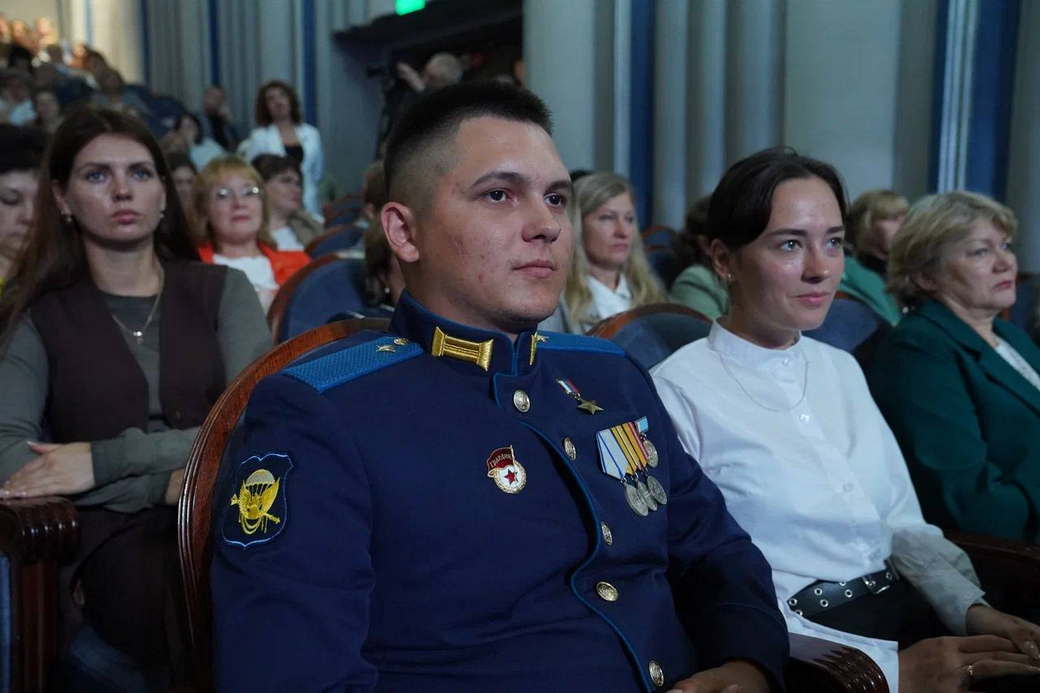 Илья Середюк дал старт губернаторской программе «Лига отличников Кузбасса» Илья Середюк дал старт губернаторской программе «Лига отличников Кузбасса»