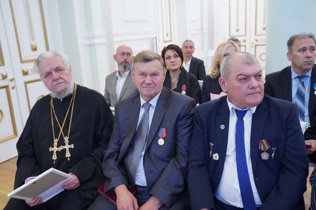 Губернатор Илья Середюк вручил жителям Кузбасса государственные и областные награды Губернатор Илья Середюк вручил жителям Кузбасса государственные и областные награды