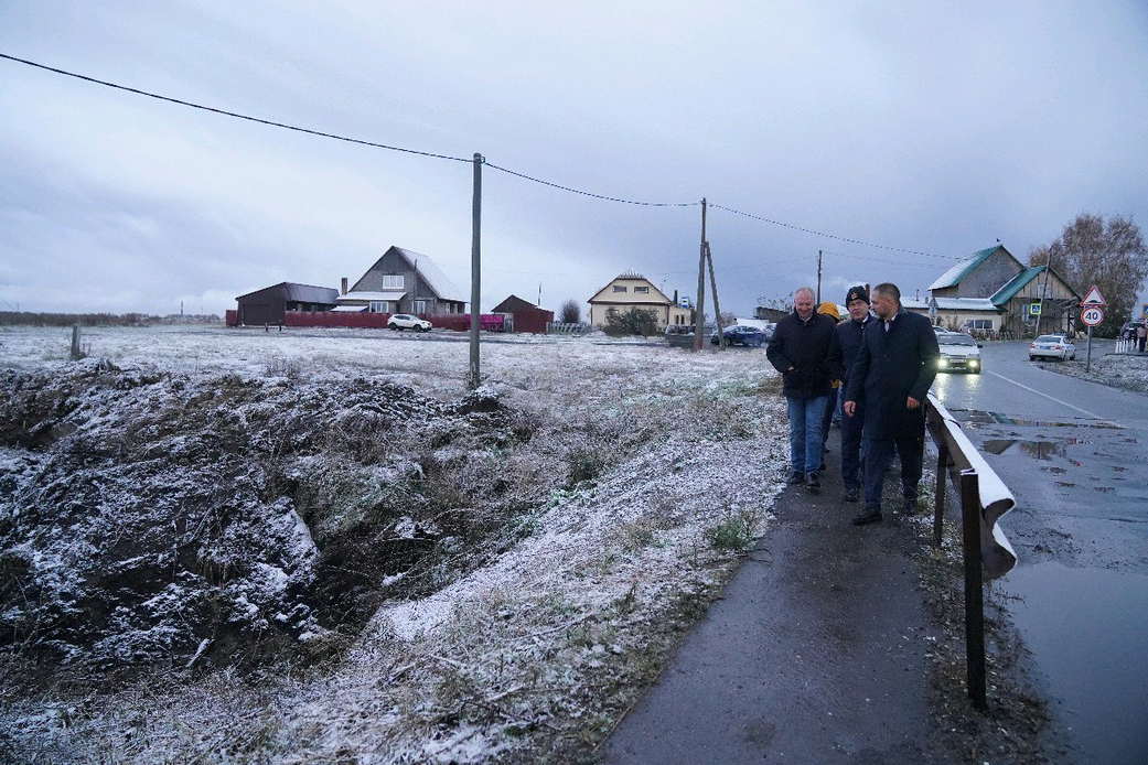 Илья Середюк встретился с жителями подтапливаемых в Белове улиц и проверил, что уже сделано для решения их проблемы Илья Середюк встретился с жителями подтапливаемых в Белове улиц и проверил, что уже сделано для решения их проблемы