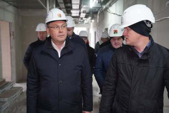 Губернатор Илья Середюк проверил ход строительства детской поликлиники в Белове Губернатор Илья Середюк проверил ход строительства детской поликлиники в Белове
