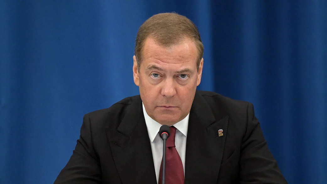 Россияне по зову сердца заботятся о ветеранах ВОВ, заявил Медведев Россияне по зову сердца заботятся о ветеранах ВОВ, заявил Медведев