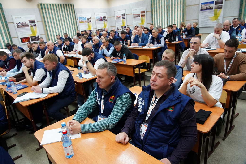 Участники образовательной программы «СВОи Герои. КуZбасс» знакомятся со строительной отраслью