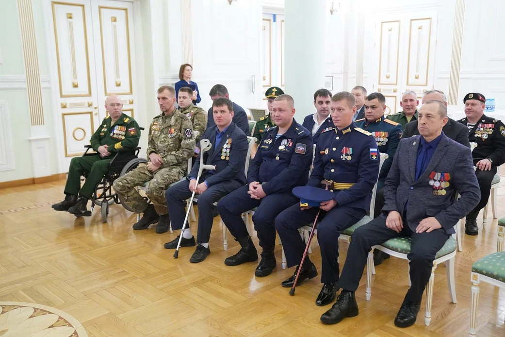 Губернатор Илья Середюк вручил областные награды кузбасским воинам