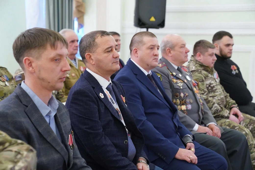 Губернатор Илья Середюк вручил областные награды кузбасским воинам