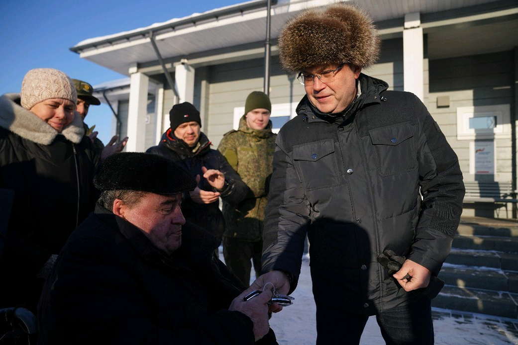 Илья Середюк вручил машины с ручным управлением кузбасским ветеранам СВО