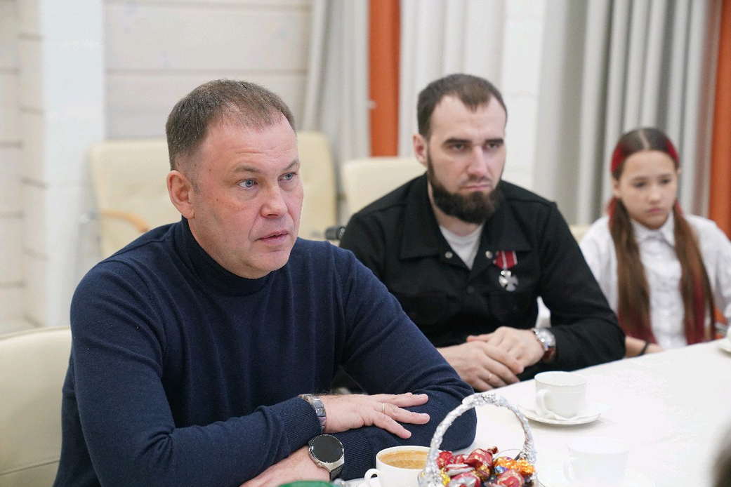 Илья Середюк вручил машины с ручным управлением кузбасским ветеранам СВО