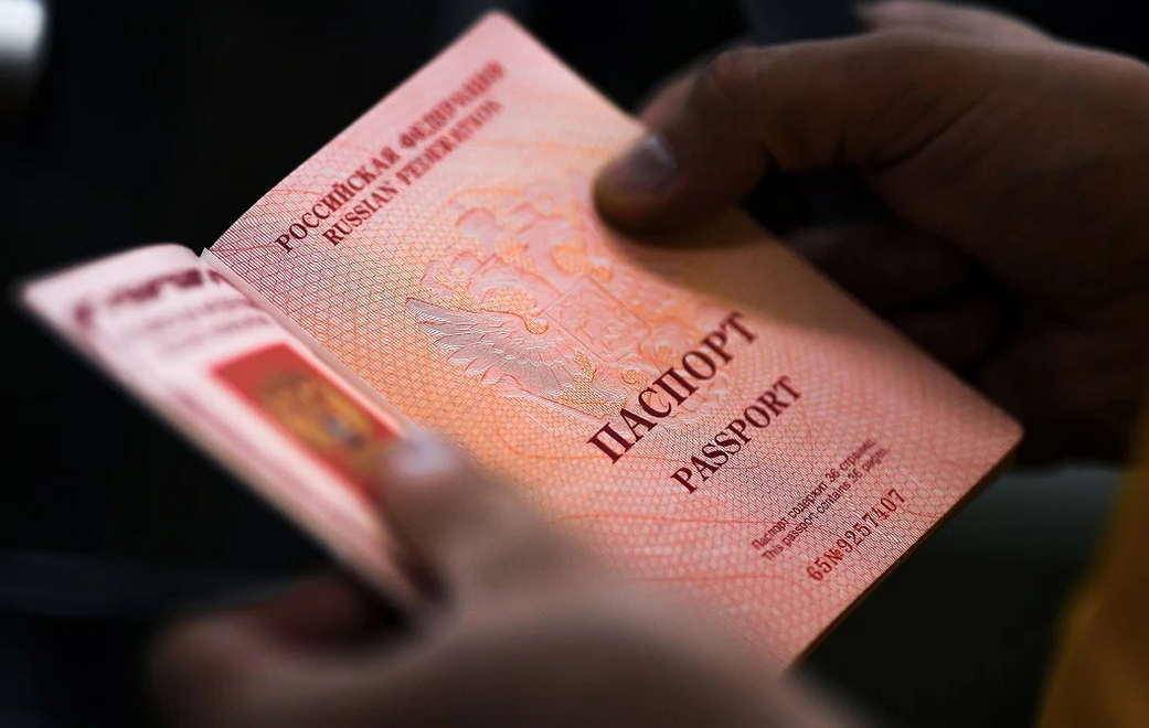 Дума подготовила запрет осужденным релокантам менять паспорта и жениться