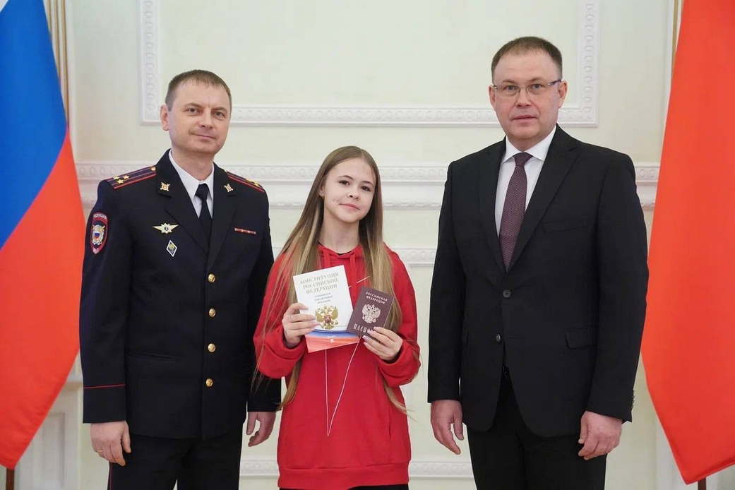 Губернатор Кузбасса Илья Середюк в преддверии Дня Конституции РФ вручил паспорта кузбасским школьникам