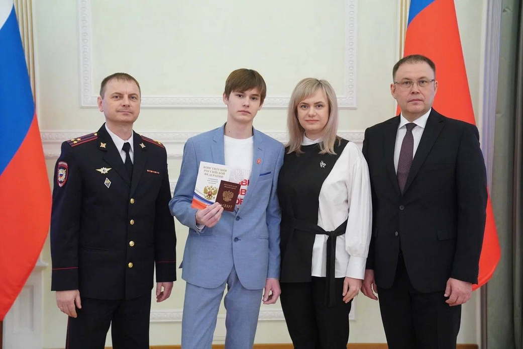 Губернатор Кузбасса Илья Середюк в преддверии Дня Конституции РФ вручил паспорта кузбасским школьникам