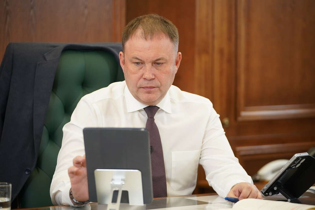 Льготы для многодетных семей, поддержка участников спецоперации, уборка дорог и другие вопросы: Илья Середюк провел прямой эфир в соцсетях