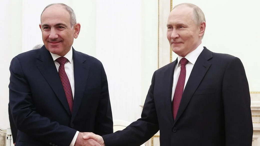 Путин пообщается с Пашиняном и Алиевым на встрече в Петербурге