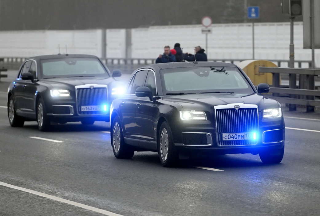 Президент Палестины ездит по Москве на автомобиле Aurus