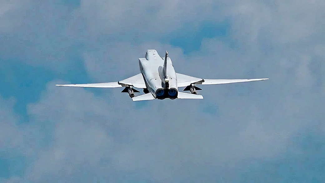 Российские бомбардировщики Ту-22м3 выполнили плановый полет над Балтикой
