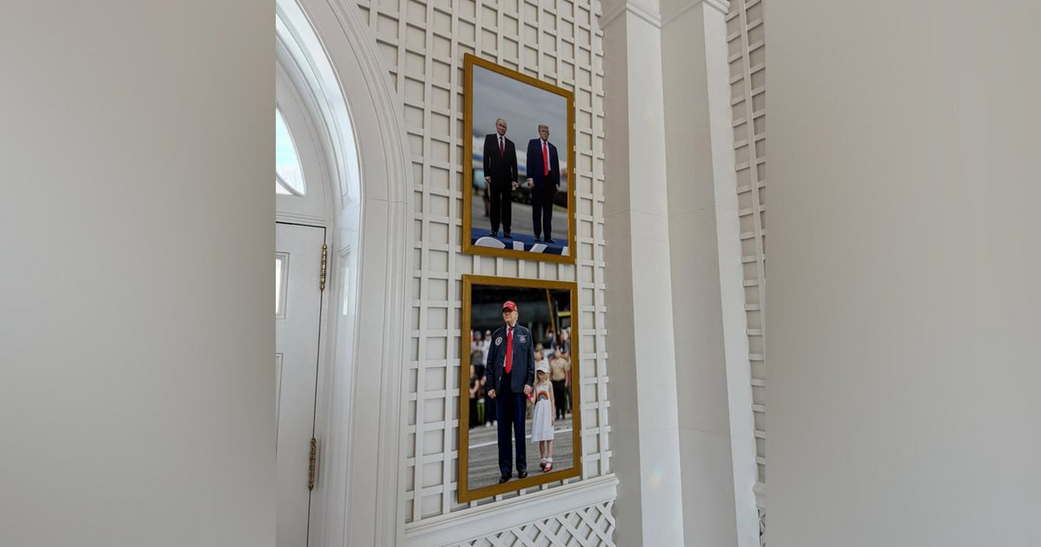 Трамп разместил в Белом доме фото с Путиным Трамп разместил в Белом доме фото с Путиным