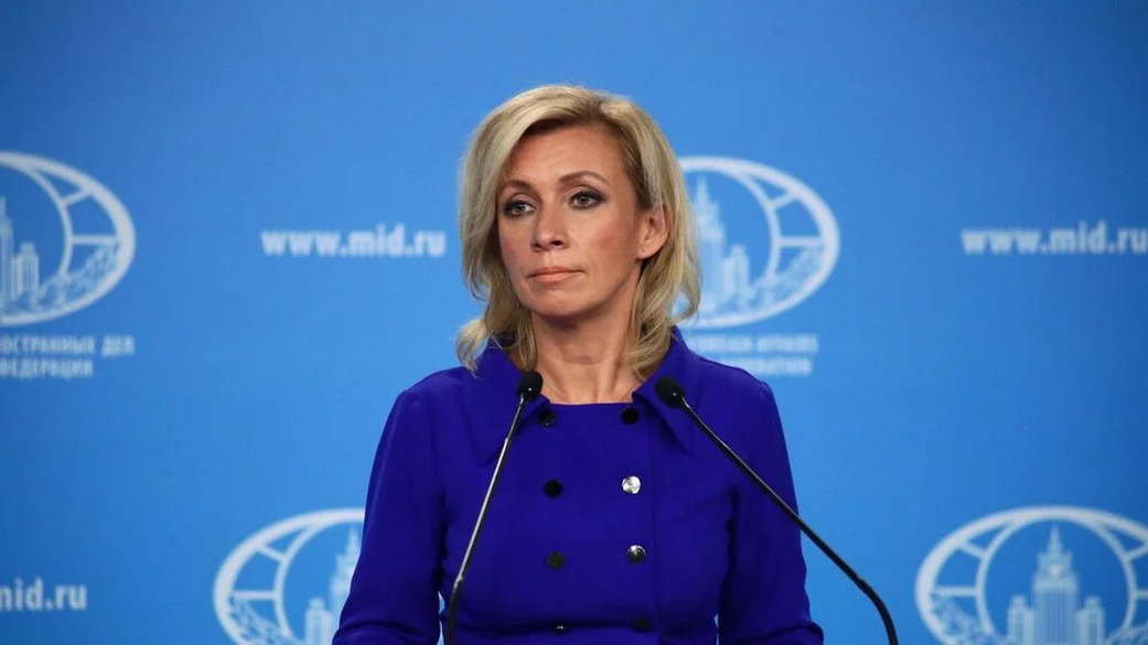 Захарова прокомментировала демонтаж русских надписей на памятнике в Киеве