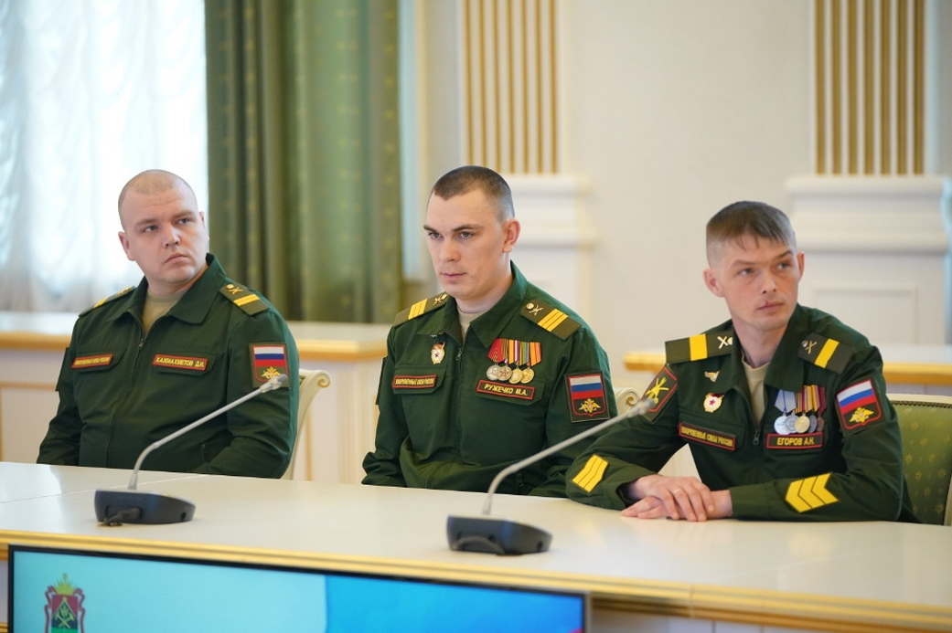 Губернатор Илья Середюк вручил защитникам России областные награды Губернатор Илья Середюк вручил защитникам России областные награды