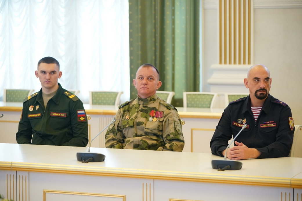 Губернатор Илья Середюк вручил защитникам России областные награды Губернатор Илья Середюк вручил защитникам России областные награды