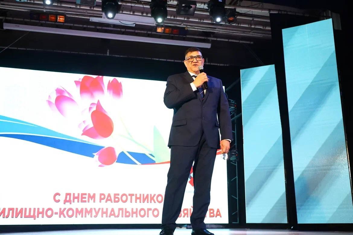 Поздравление депутата Парламента Кузбасса Доврана Аннаева с Днем работников бытового обслуживания населения и ЖКХ