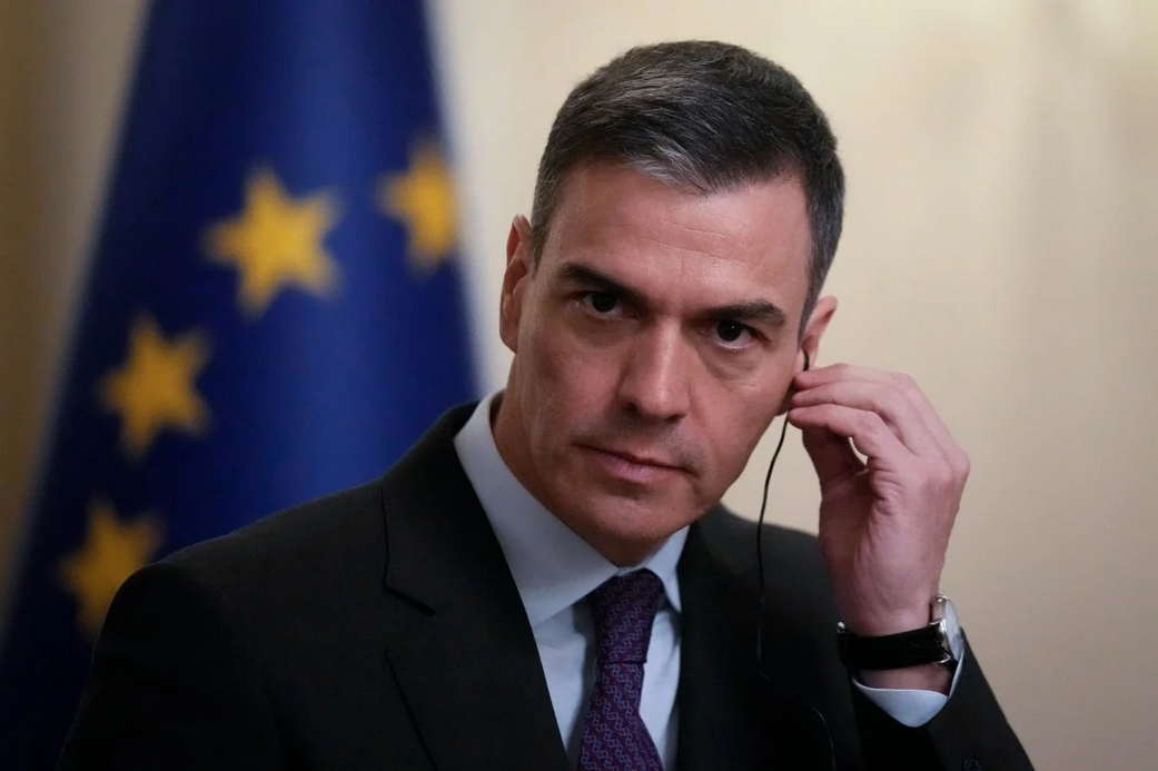 Самолет премьера Испании Санчеса совершил экстренную посадку в Анкаре