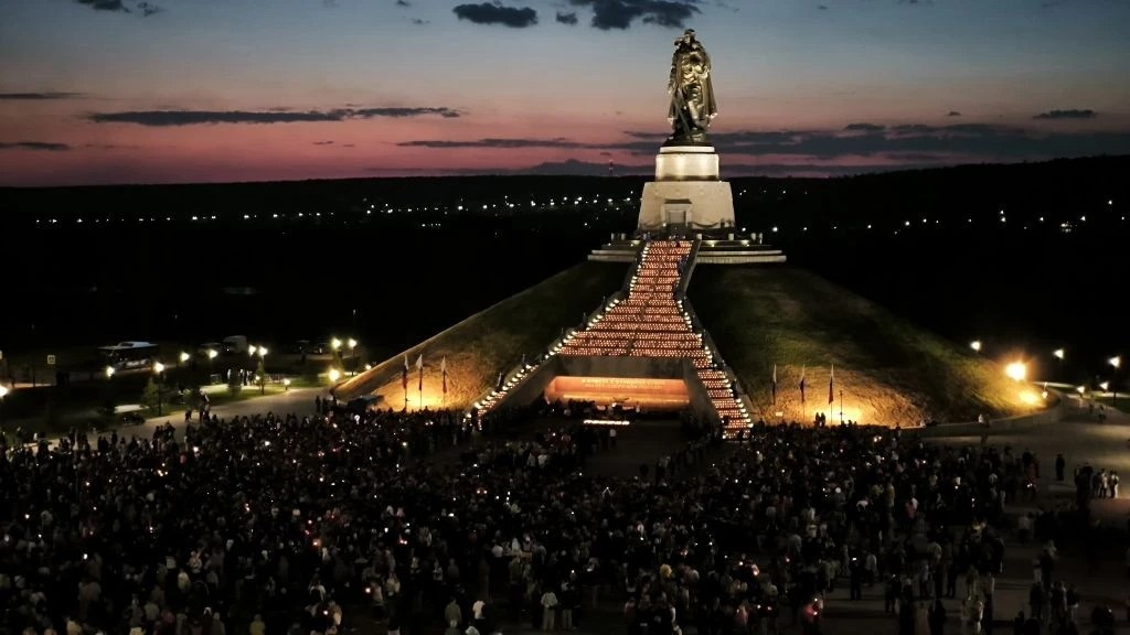 Более 52 тысяч кузбассовцев зажгли памятные свечи в честь 81-й годовщины Победы в Великой Отечественной войне