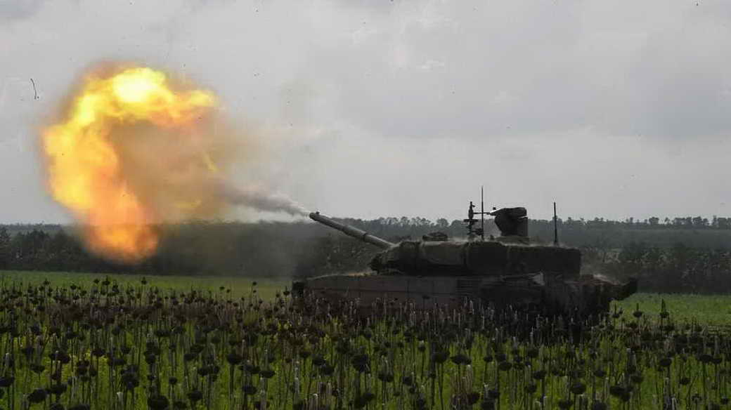 Российский танк отразил массированную атаку восьми беспилотников ВСУ