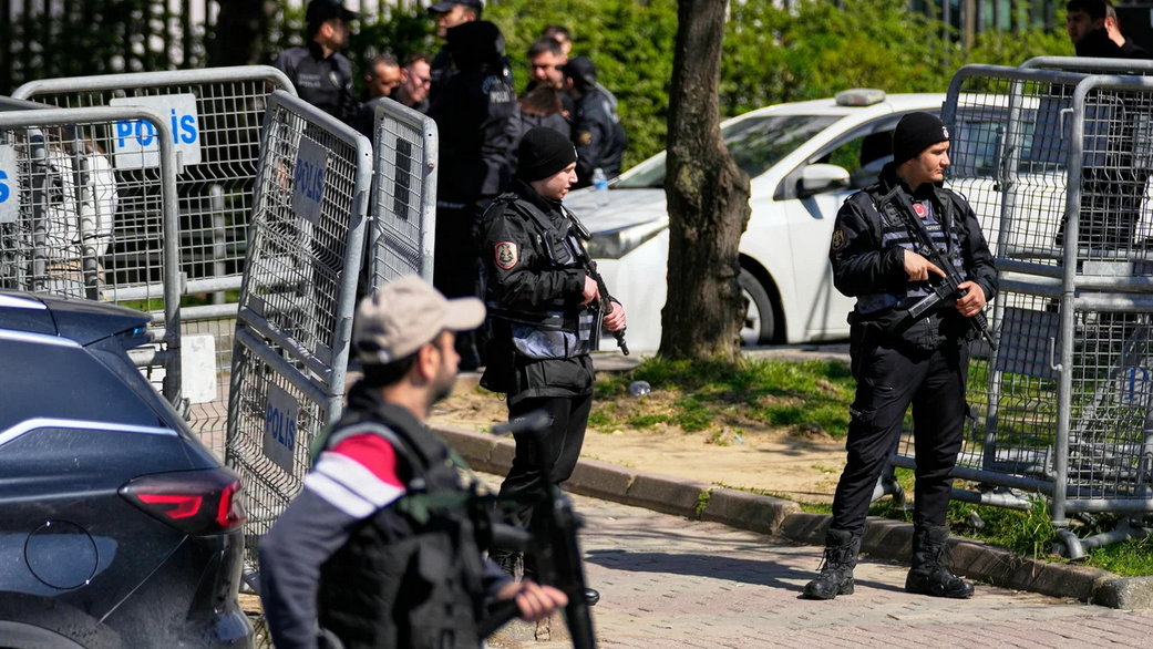 В Турции неопознанный беспилотник упал в саду рядом с жилым домом