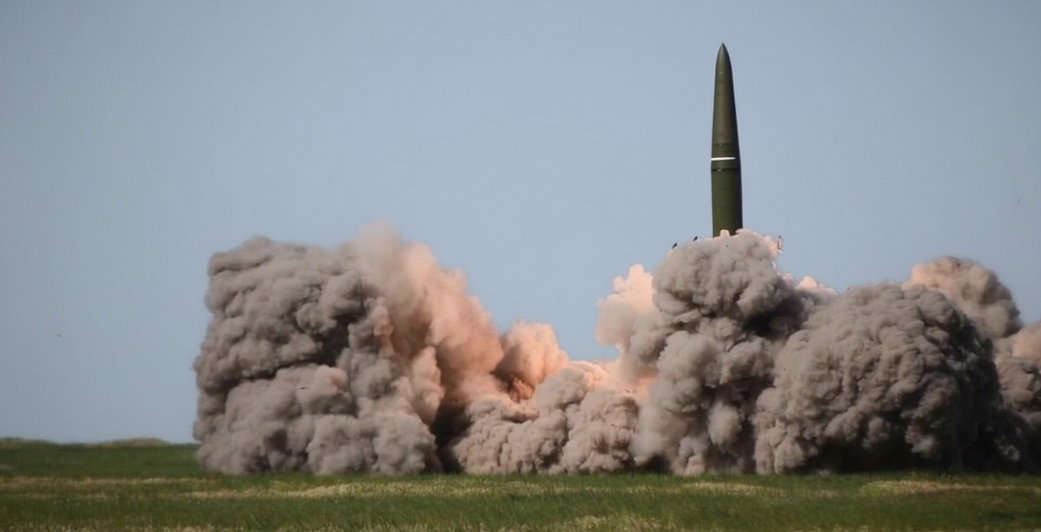 ВС РФ нанесли удары по балкеру с военным грузом и судну в порту Николаева