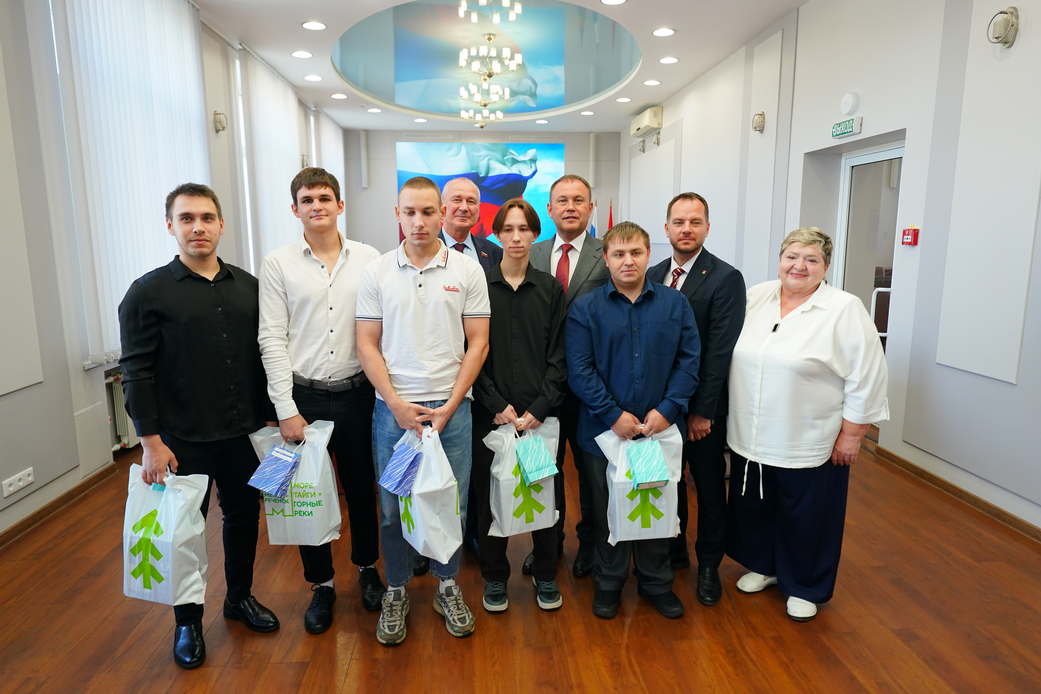 Дети-сироты в Междуреченске получили ключи от квартир