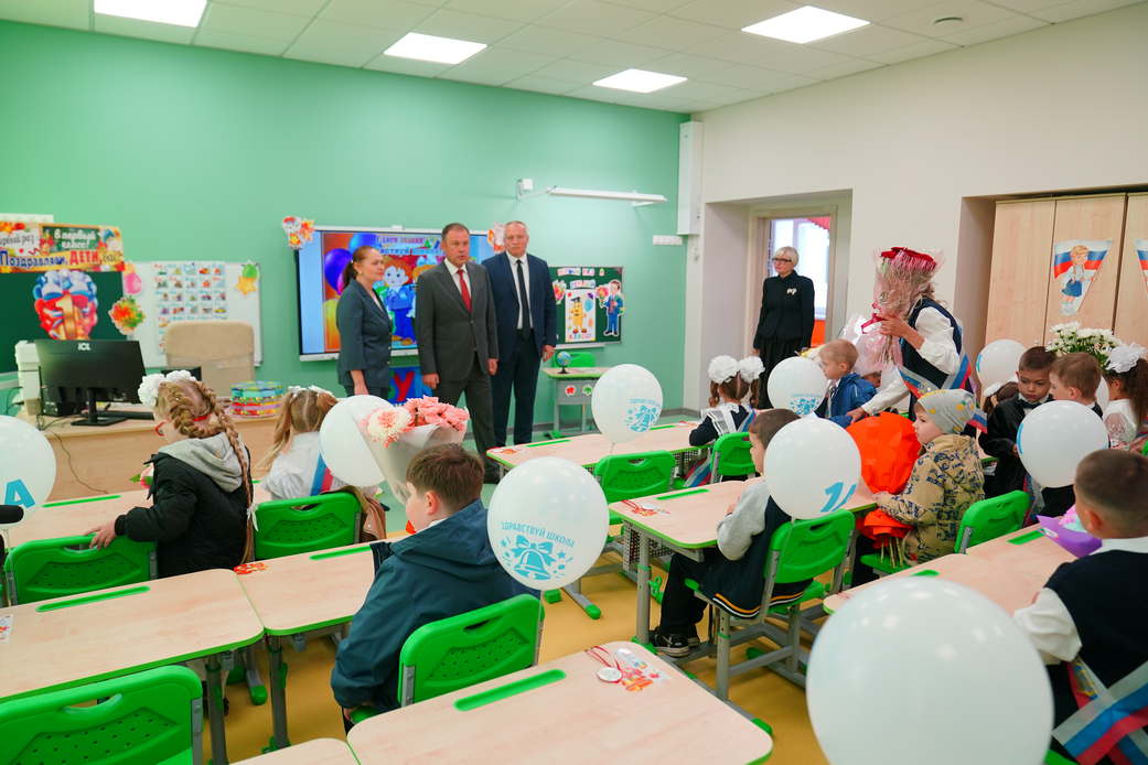 Илья Середюк в День знаний оценил новые образовательные пространства на юге Кузбасса