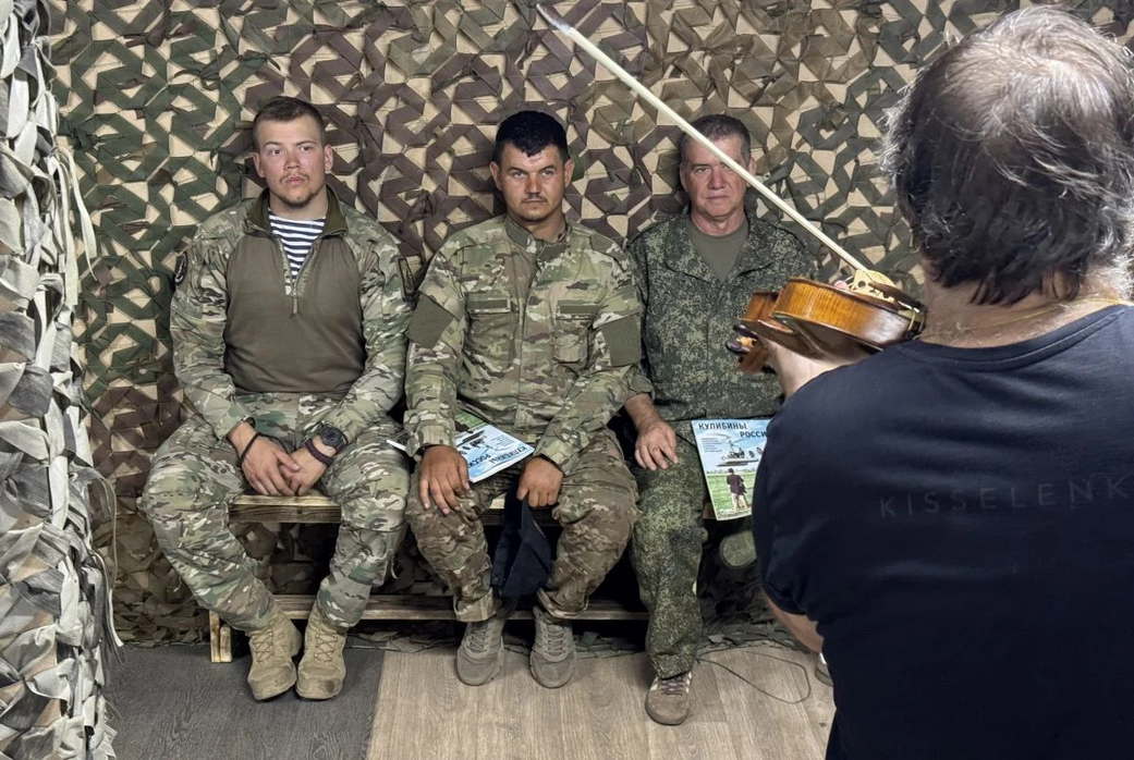Андрей Решетин и "РГ" дали фронтовой концерт штурмовикам под Краматорском