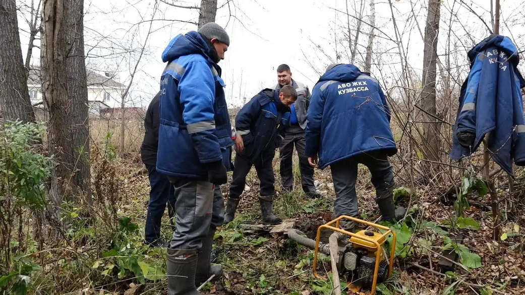Аварийно-восстановительный отряд ЖКХ Кузбасса помогает отремонтировать водопроводные сети в Анжеро-Судженске