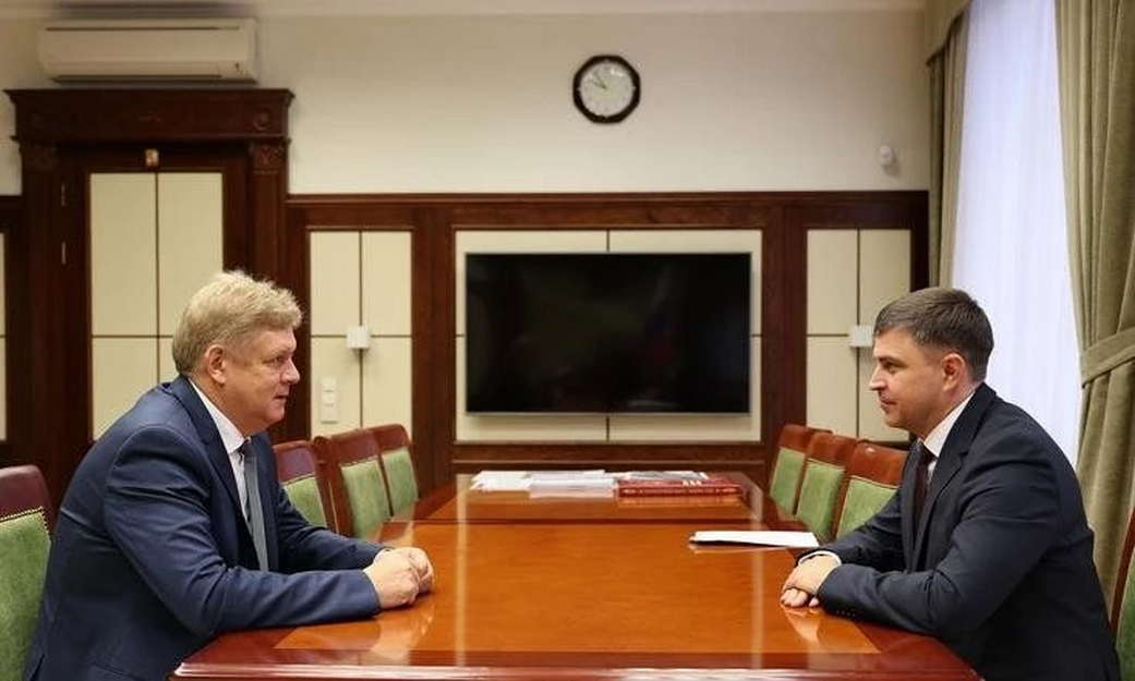 Полпред Президента России в СФО Анатолий Серышев провел рабочую встречу с начальником ЗСЖД Евгением Вейде