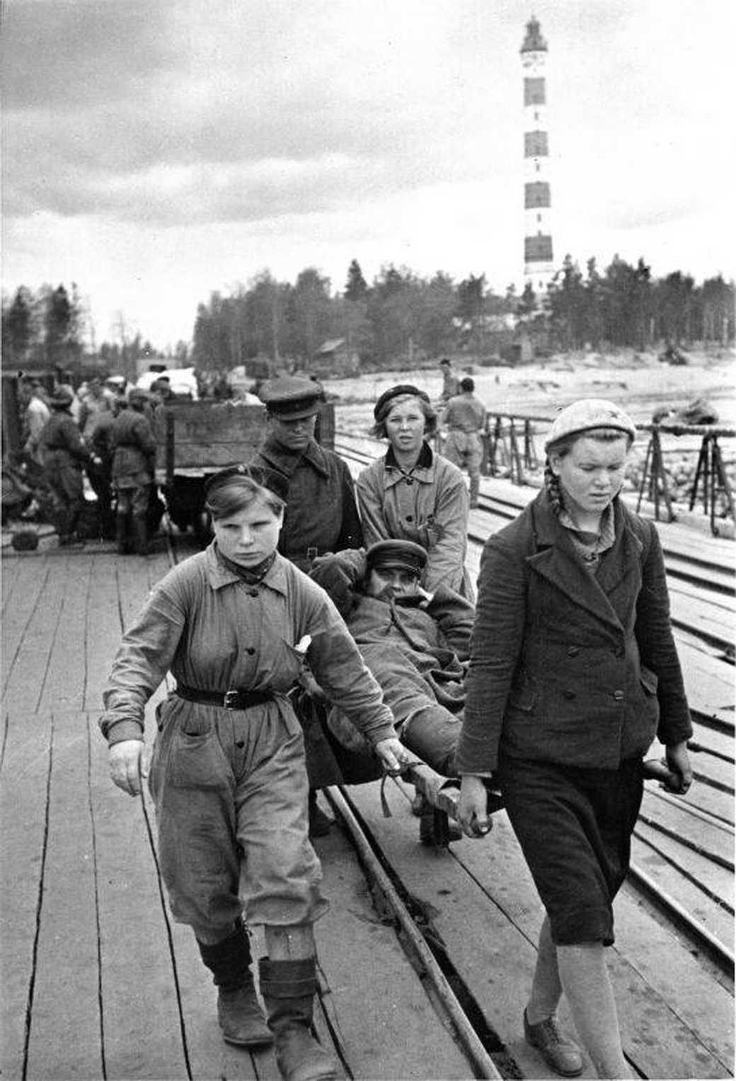 Начало работы ледовой трассы на Ладожском озере (22 ноября 1941г.) Начало работы ледовой трассы на Ладожском озере (22 ноября 1941г.)