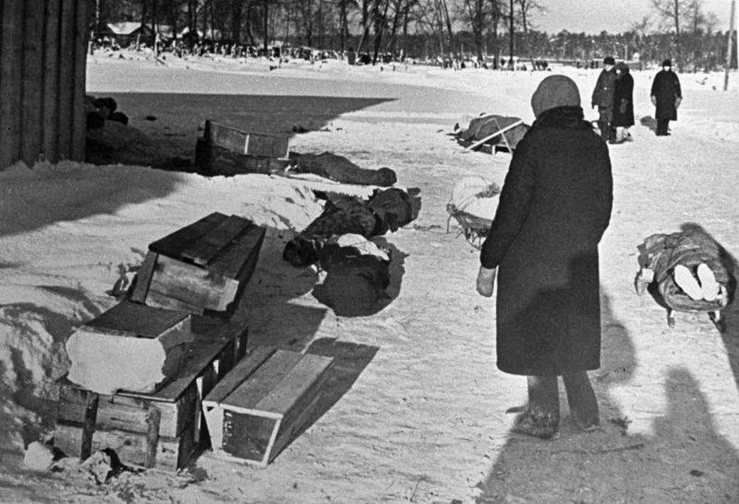 Начало работы ледовой трассы на Ладожском озере (22 ноября 1941г.) Начало работы ледовой трассы на Ладожском озере (22 ноября 1941г.)