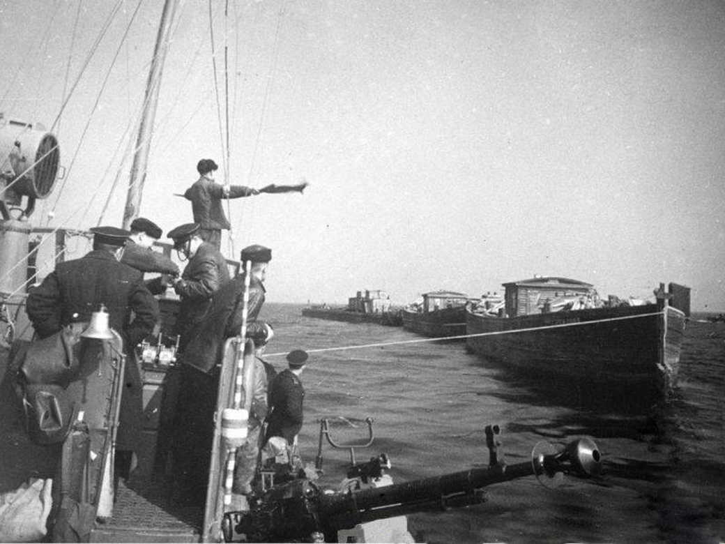 Начало работы ледовой трассы на Ладожском озере (22 ноября 1941г.) Начало работы ледовой трассы на Ладожском озере (22 ноября 1941г.)