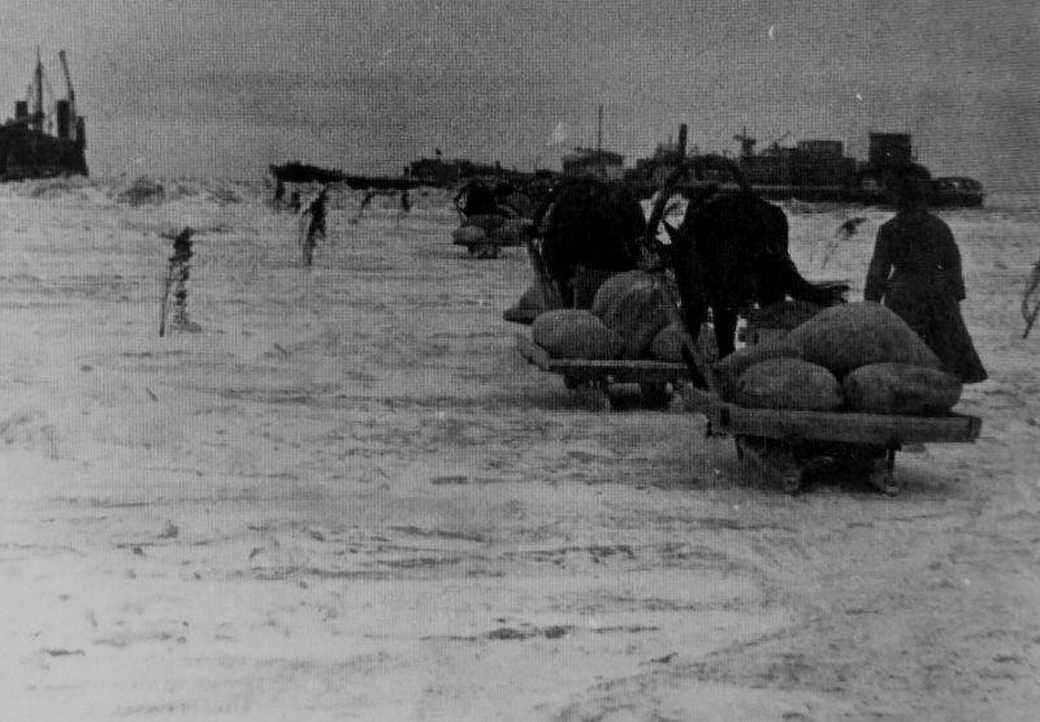 Начало работы ледовой трассы на Ладожском озере (22 ноября 1941г.) Начало работы ледовой трассы на Ладожском озере (22 ноября 1941г.)
