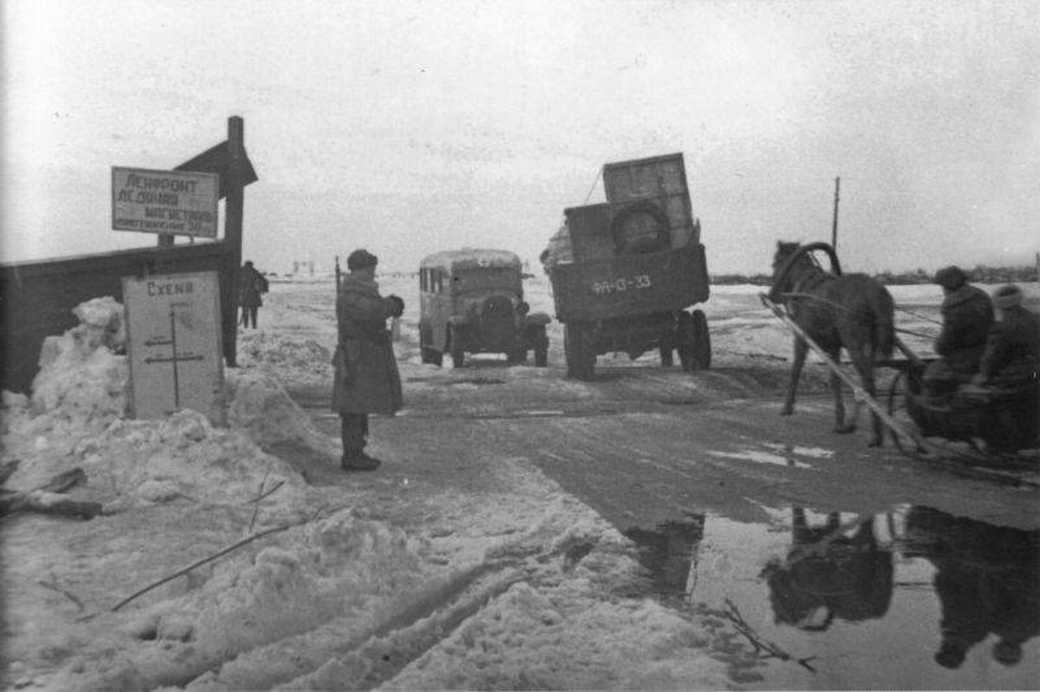 Начало работы ледовой трассы на Ладожском озере (22 ноября 1941г.) Начало работы ледовой трассы на Ладожском озере (22 ноября 1941г.)