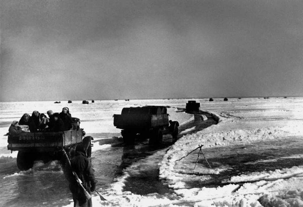 Начало работы ледовой трассы на Ладожском озере (22 ноября 1941г.) Начало работы ледовой трассы на Ладожском озере (22 ноября 1941г.)