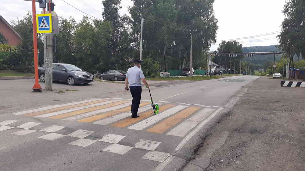 В Новокузнецком районе инспекторы ГИБДД проверяют состояние дорог