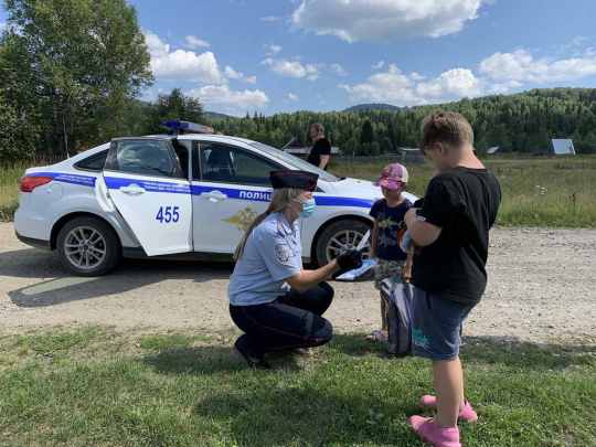 В Новокузнецком районе инспекторы ГИБДД напомнили юным сельчанам о дорожных Правилах В Новокузнецком районе инспекторы ГИБДД напомнили юным сельчанам о дорожных Правилах