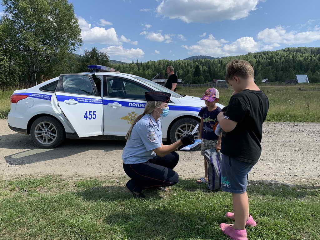 В Новокузнецком районе инспекторы ГИБДД напомнили юным сельчанам о дорожных Правилах