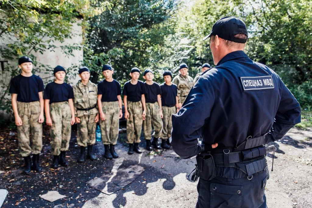 В Кемеровской области общественники и полицейские организовали для школьников мероприятие ко Дню флага